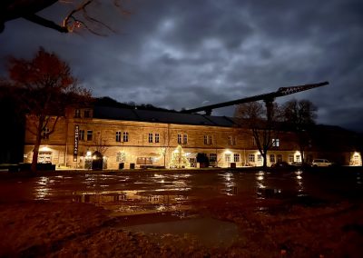KOMPLEX45 Weihnachtsmarkt Grossaufnahme vom Parkplatz aus